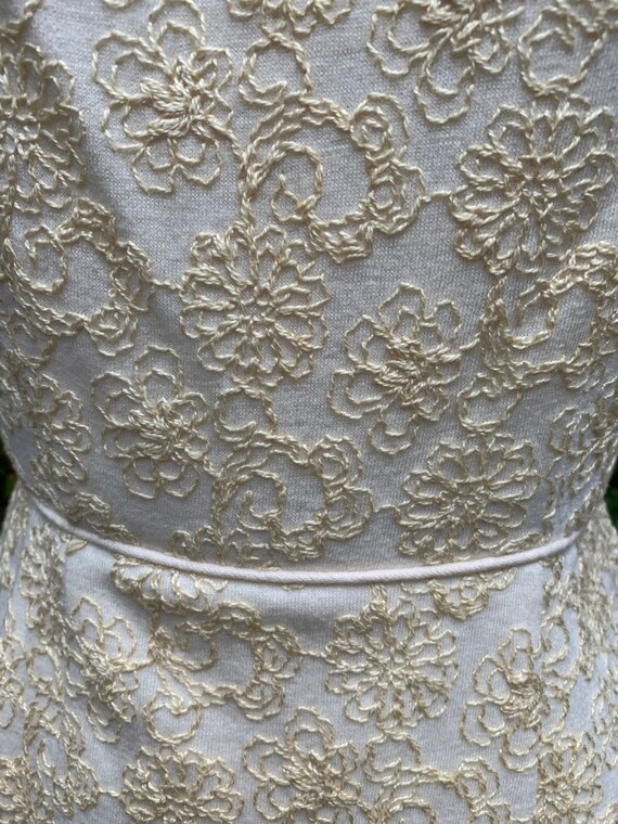 1950s Floral Embroidered Cream Wiggle Dress • Mad… - image 8