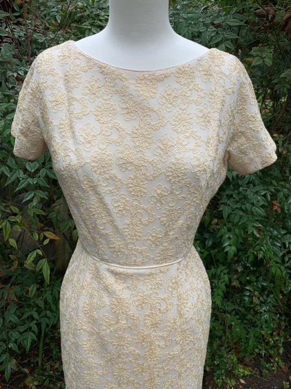 1950s Floral Embroidered Cream Wiggle Dress • Mad… - image 2