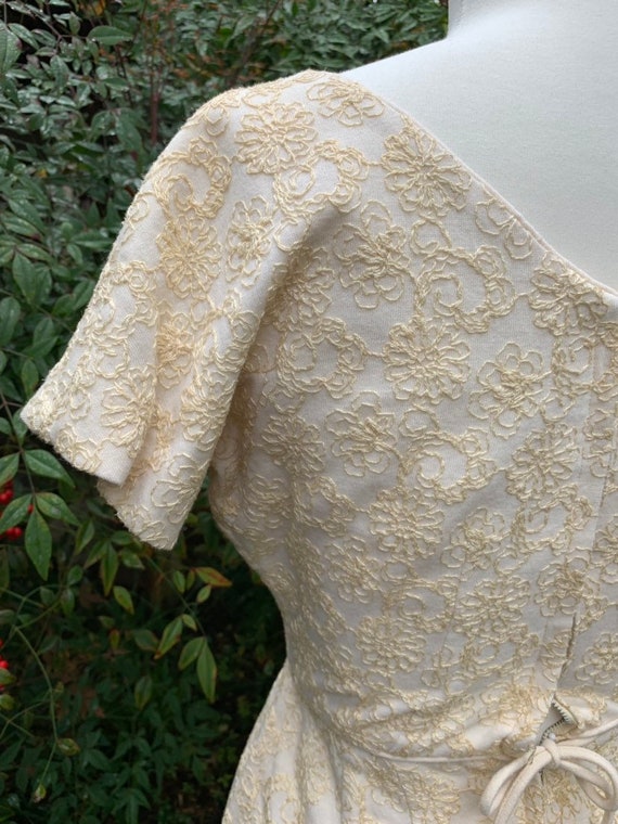 1950s Floral Embroidered Cream Wiggle Dress • Mad… - image 9