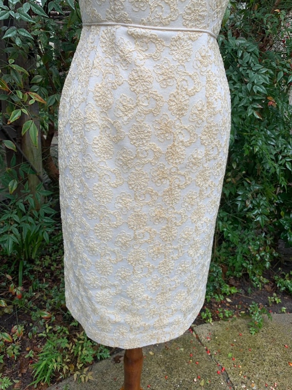 1950s Floral Embroidered Cream Wiggle Dress • Mad… - image 4