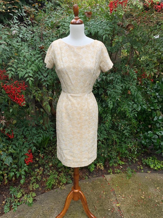 1950s Floral Embroidered Cream Wiggle Dress • Mad… - image 3
