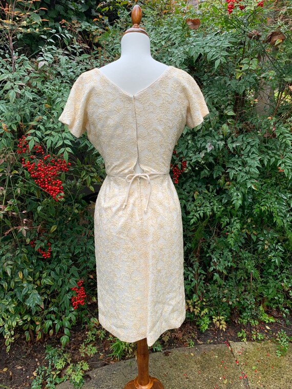 1950s Floral Embroidered Cream Wiggle Dress • Mad… - image 6