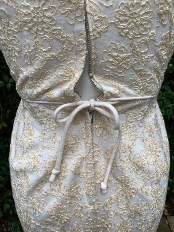 1950s Floral Embroidered Cream Wiggle Dress • Mad… - image 7