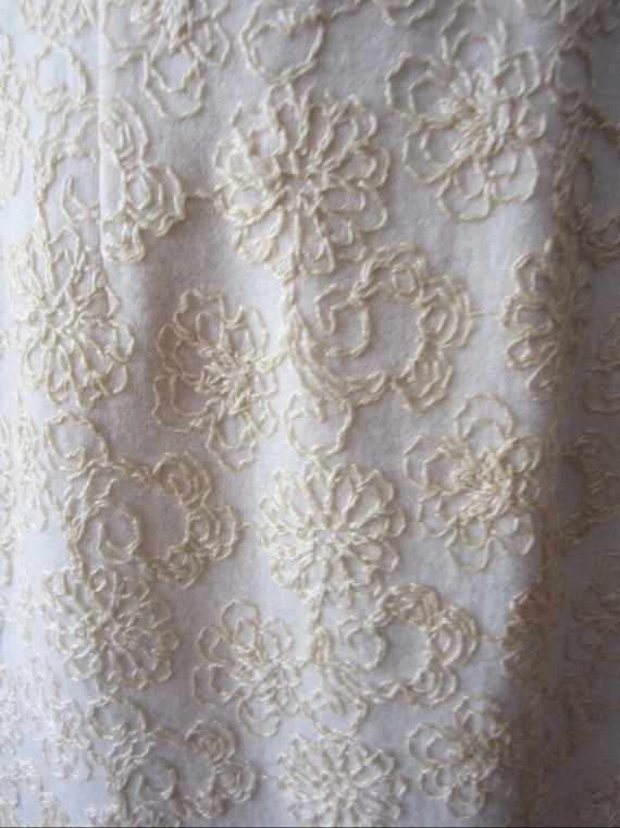 1950s Floral Embroidered Cream Wiggle Dress • Mad… - image 10