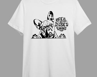 Op de afbeelding: Wit T-shirt met een zwarte afbeelding van een Franse Bulldog en de tekst "Life is better with a dog". De afbeelding van de hond kijkt over een lijn, met zijn poten zichtbaar. Een casual, comfortabel T-shirt.
