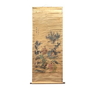 Puede incluir: Pintura en rollo asiática antigua que representa figuras en un bosque de bambú. La obra de arte presenta una paleta de colores apagados con tonos de marrón, verde y rojo. El rollo está hecho de un material texturizado y envejecido e incluye caracteres asiáticos.