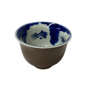 Chinese Handmade Porcelain Brown Blue White Fishes Graphic Cup ws1443S Chinese Handmade Porcelain Brown Blue White Fishes Graphic Cup ws1443S