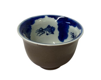 Chinese Handmade Porcelain Brown Blue White Fishes Graphic Cup ws1443S