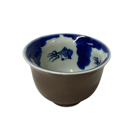 Chinese Handmade Porcelain Brown Blue White Fishes Graphic Cup ws1443S Chinese Handmade Porcelain Brown Blue White Fishes Graphic Cup ws1443S