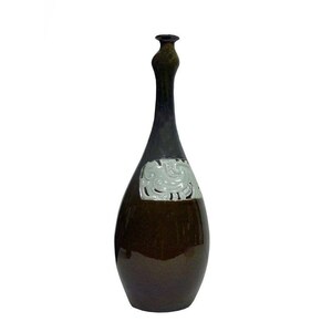 Könnte beinhalten: Eine hohe, dunkelbraune Keramikvase mit einem weißen Design auf der Vorderseite. Die Vase hat einen schmalen Hals und einen breiten, abgerundeten Boden.