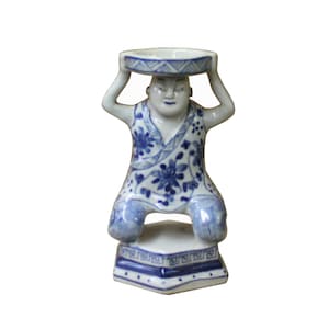 Orientalny zabytkowy ceramiczny niebieski biały mężczyzna trzymający naczynie figurka ws1118E