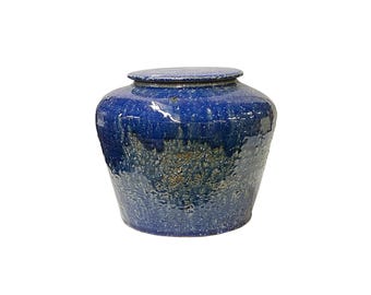 Op de afbeelding: Een blauwe keramische pot met een deksel. De pot heeft een gespikkeld glazuur en een ronde vorm.