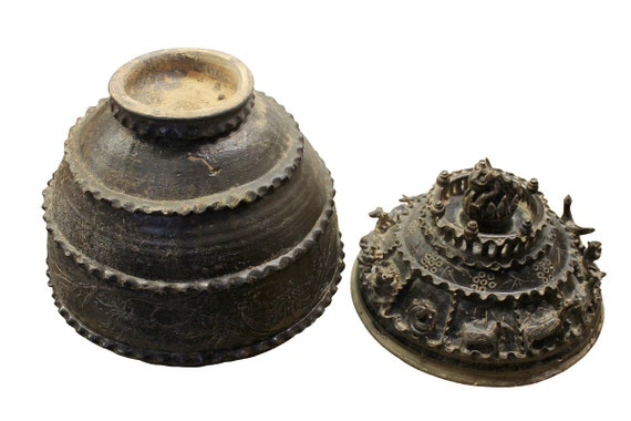 Rare Piece Han Dynasty style ceremonial jar beautifully decorated With 12 Zodiac animals L200-2S Rare Piece Han Dynasty style ceremonial jar beautifully decorated With 12 Zodiac animals L200-2S