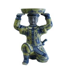 Orientalny zabytkowy ceramiczny żółty niebieski kwiat mężczyzna trzymający naczynie figurka cs5220E