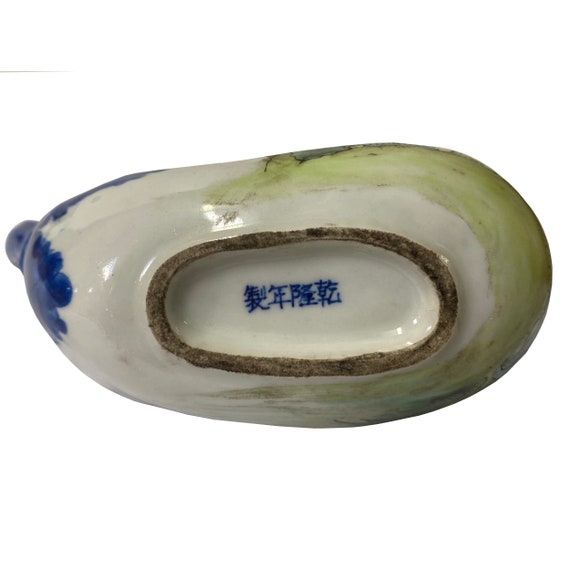 Chinese Porcelain Eggplant Shape Bottle Display Snuff Bottle cs605-4s Chinese Porcelain Eggplant Shape Bottle Display Snuff Bottle cs605-4s