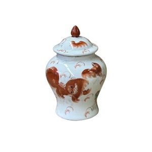 Peut inclure: Pot en porcelaine blanche avec un couvercle et un motif peint en brun et rouge de lions stylisés. Le pot a un design chinois traditionnel.