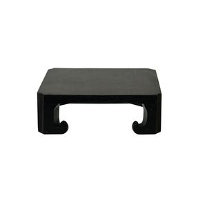Puede incluir: Un pedestal de madera negro con una parte superior cuadrada y patas curvas. El pedestal está hecho de madera maciza y tiene un acabado liso.