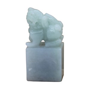 Detail Carved Natural Jade Chinese Table Top Small Foo Dog Statue n553E