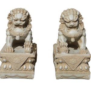 Pair Chinese Off White Marble Like Fengshui Foo Dogs cs1289E image 1
