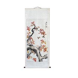 Puede incluir: Una pintura tradicional china en rollo que representa un árbol estilizado con hojas rojas y amarillas y pájaros en vuelo. El rollo está montado en un rollo de madera y tiene un cordón para colgar. La pintura está firmada en caracteres chinos.