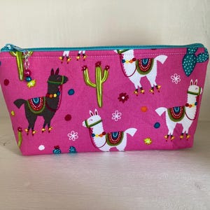 Pochette à crayons à fond plat lama rose vif.