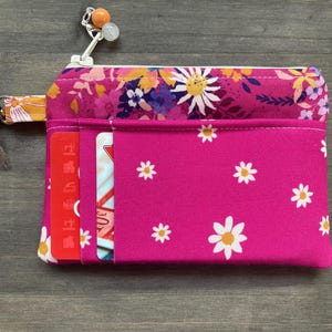 Pochette porte-cartes rose à fleurs et champignons