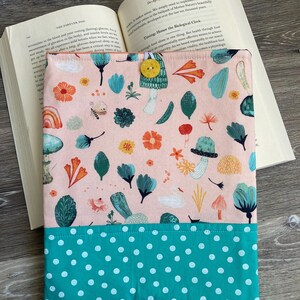 Protège-livre en tissu corail, champignons et pois