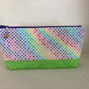 Pochette à crayons à fond plat aux couleurs de l'arc-en-ciel.
