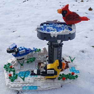 Winter-Vogeltränke Custom LEGO-MOC/Model mit Rotkardinal, Blauhäher und Distelfink