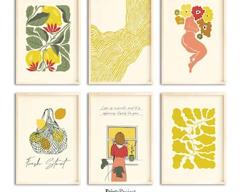Può includere: Set di sei stampe digitali con illustrazioni astratte in giallo e arancione. Le stampe includono un albero di limoni, una donna con fiori, una finestra con una persona che guarda fuori, una borsa di rete con limoni, uno schema a spirale e uno schema di foglie.