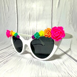 Floral Embellished Cat Eye Sunglasses Retro Pin up Style by  display picture 2