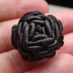 Un gros bouton de passementerie de soutache en soie noire enroulée # 341