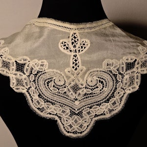 A very dainty antique pale ecru tissue silk and fine silk tape lace collar. C391.