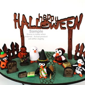 Scène op het kerkhof van pinguïns: inclusief vijf Trick-or-Treaters in Halloweenkostuum: handgemaakte, unieke polymeerkleibeeldjes
