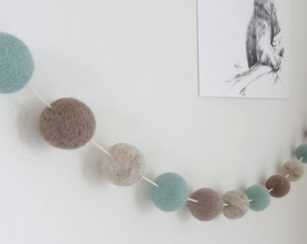 Guirlande en boule de laine feutrée gris blanc bleu/couleur douce/guirlande pompons/déco enfant/chambre de bébé/salle de jeu/shower de bébé