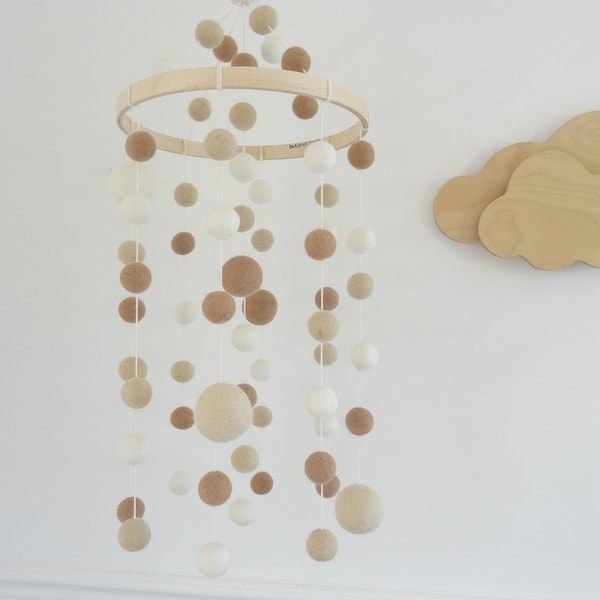 Mobile pour bébé en boules de laine feutrée/blanc et beige/chambre bébé/Mobile lit de bébé/Minimaliste/Décoration moderne/déco scandinave