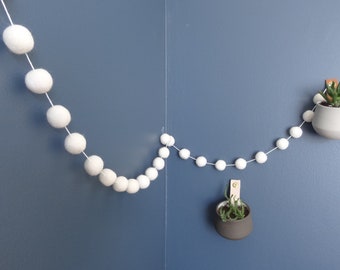 White Felt balls garland/Nursery/Pompom/Modern/Monochrome/scandinavian/Kids room/playroom/baby shower/made in canada/kid banner/Québec