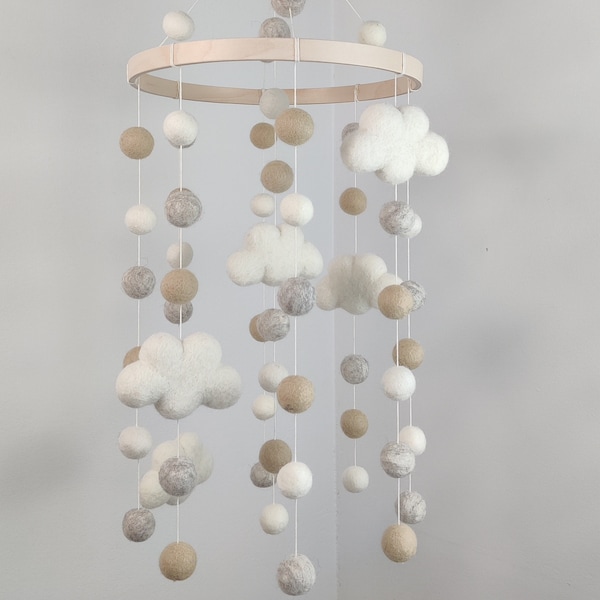 Mobile pour bébé/nuage/nuance de beige gris/décoration chambre bébé nuage/cadeau shower/boule et nuage de laine feutrée/mobile pompon/feutre