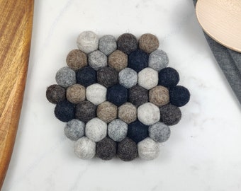 Sous-plat en boule de laine feutrée/brun gris chiné/dessous plat/cadeau de noel/cadeau hotesse/cuisine moderne/scandinave/accessoire cuisine