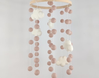 Mobile pour bébé/nuage/mobile rose/décoration chambre bébé nuage/cadeau shower/boule et nuage de laine feutrée/mobile pompon/feutre