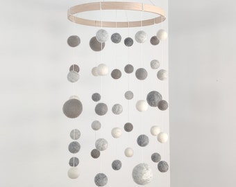 Mobile pour bébé en boules de laine feutrée/gris chiné blanc/chambre bébé/Mobile lit de bébé/minimaliste/couleur pâle/unisexe/scandinave