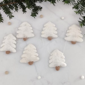 White Christmas garland/christmas tree garland/scandinavian christmas garland/holidays decorations/modern christmas/mantel/boho/sustainable