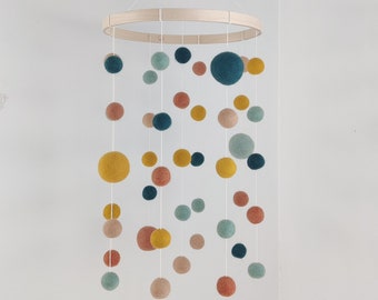 Mobile pour bébé en boules de laine feutrée/multicolore/chambre bébé/Mobile lit de bébé/minimaliste/Boho/moderne/scandinave/déco chaude