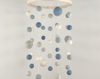 Mobile pour bébé en boules de laine feutrée/bleu gris chiné/chambre bébé/Mobile lit de bébé/minimaliste/couleur pâle douces/scandinave