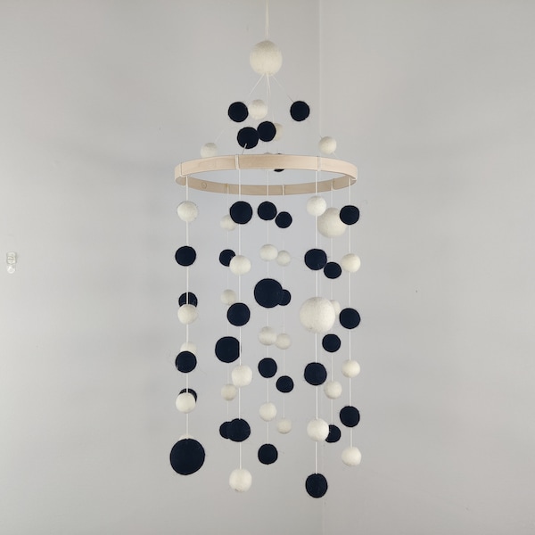 Nursery mobile/Black and white mobile/baby mobile/crib mobile/felt balls mobile/monochrome nursery/scandinavian decor/modern/unisex/pompom