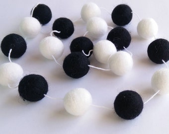 Black and white Felt balls garland/Nursery/Pompom/Modern/Monochrome/scandinavian/Kids room/playroom/baby shower/made in canada/kid banner/BW