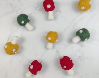 Mushroom felt garland/woodland garland/forest red /toadstool/neutral and unisex kids decor/Boho kids room/toadstool/baby shower gift/brown