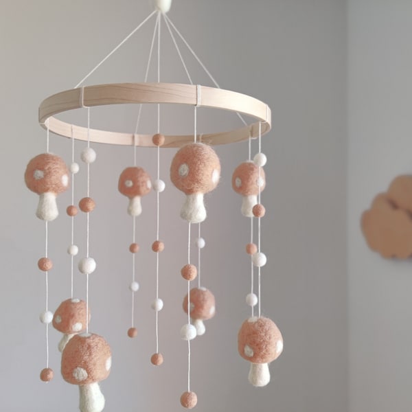 Mobile pour bébé champignons et boules de laine feutrée/blanc vieux rose/chambre bébé/Mobile lit de bébé/Déco boho/déco scandinave/rose bébé