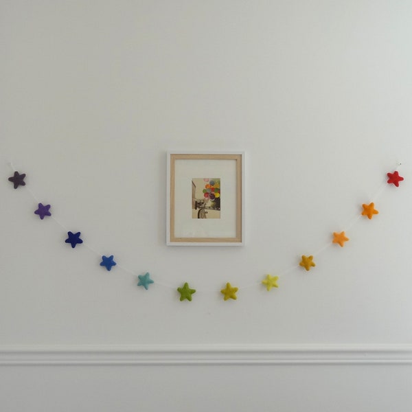 Guirlande d'étoiles en laine feutrée multicolore/guirlande arc-en-ciel/décoration chambre de bébé/Décoration chambre enfant/déco arc-en-ciel