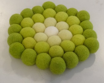 Sous-plat en boule de laine feutrée/dégradé de vert/dessous plat/cadeau de noel/cadeau hotesse/moderne/accessoire cuisine/fêtes des mères